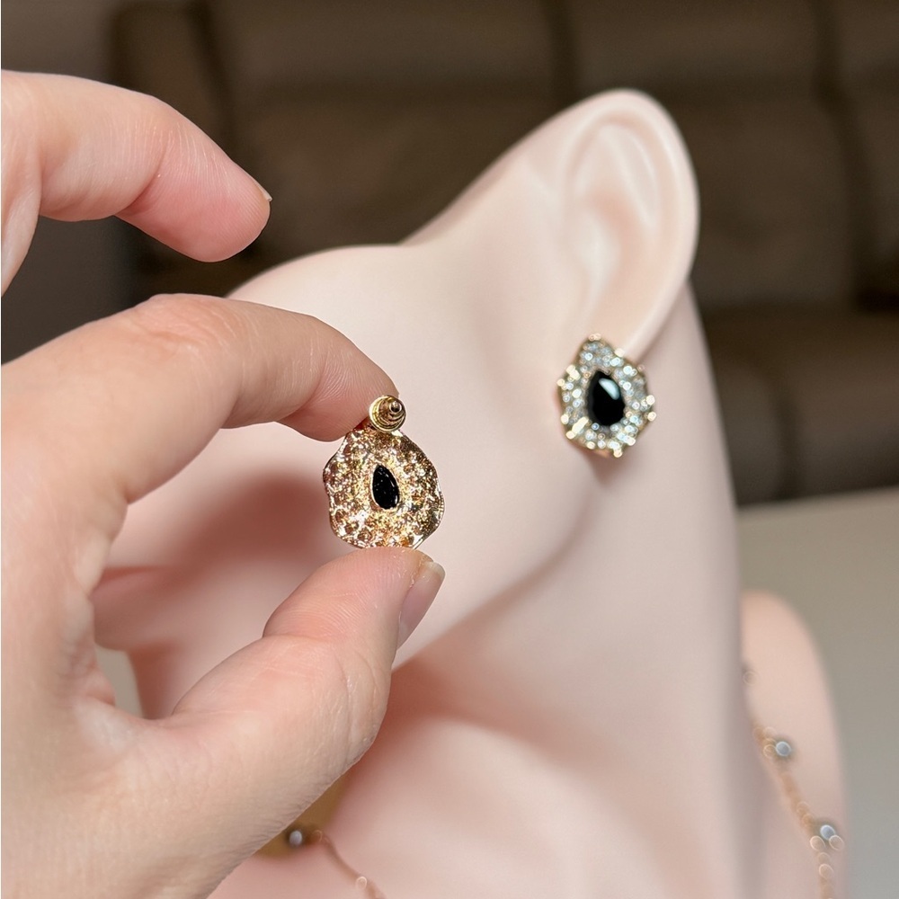 Elegant Black and Gold Teardrop Earrings - Picture 7 of 11